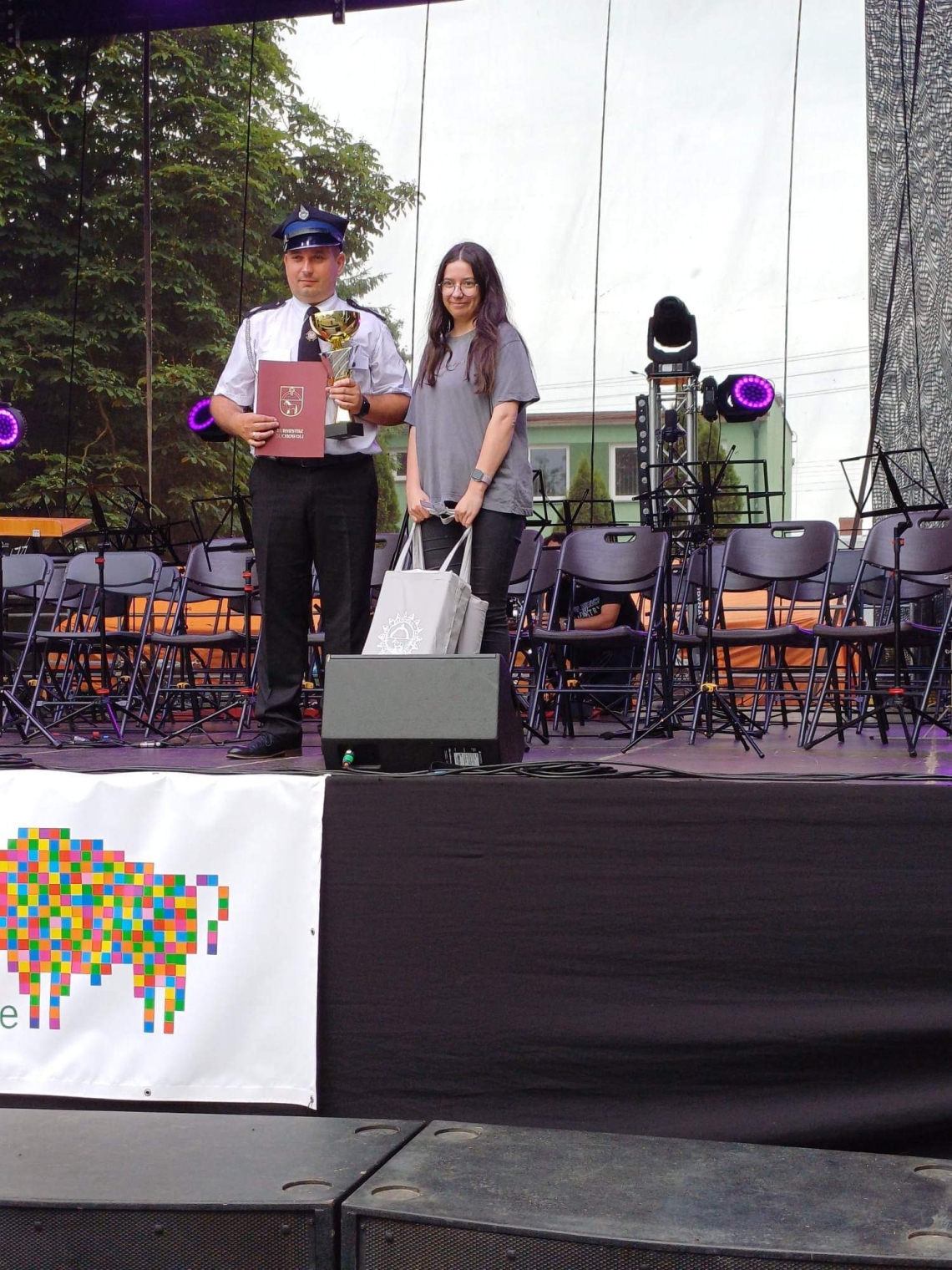 dyrygent orkiesrty oraz instruktorka mażoretek na scnie po odebraniu dyplomu