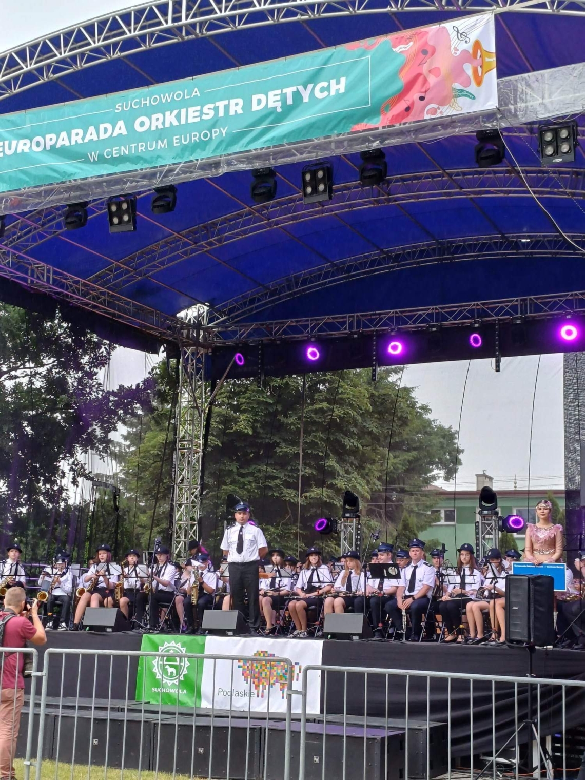 orkiestra na scenie podczas występu