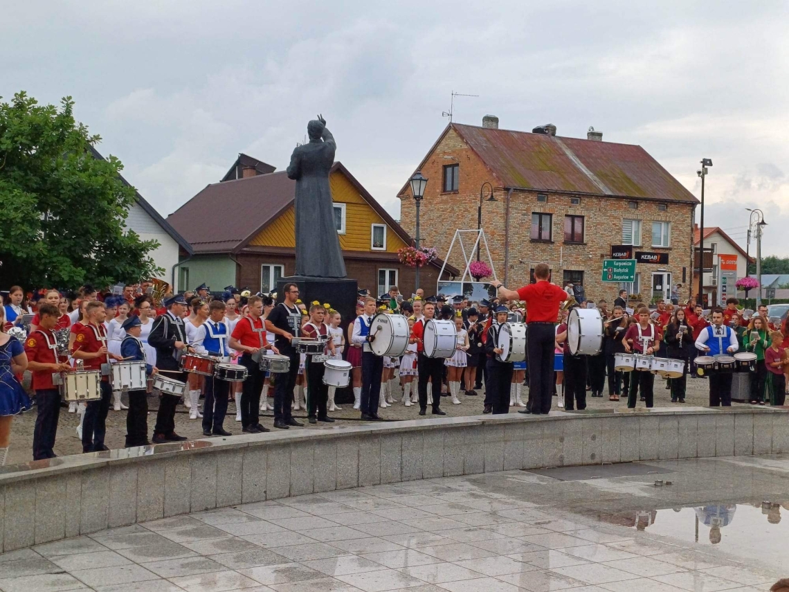 orkiestry dęte podczas parady