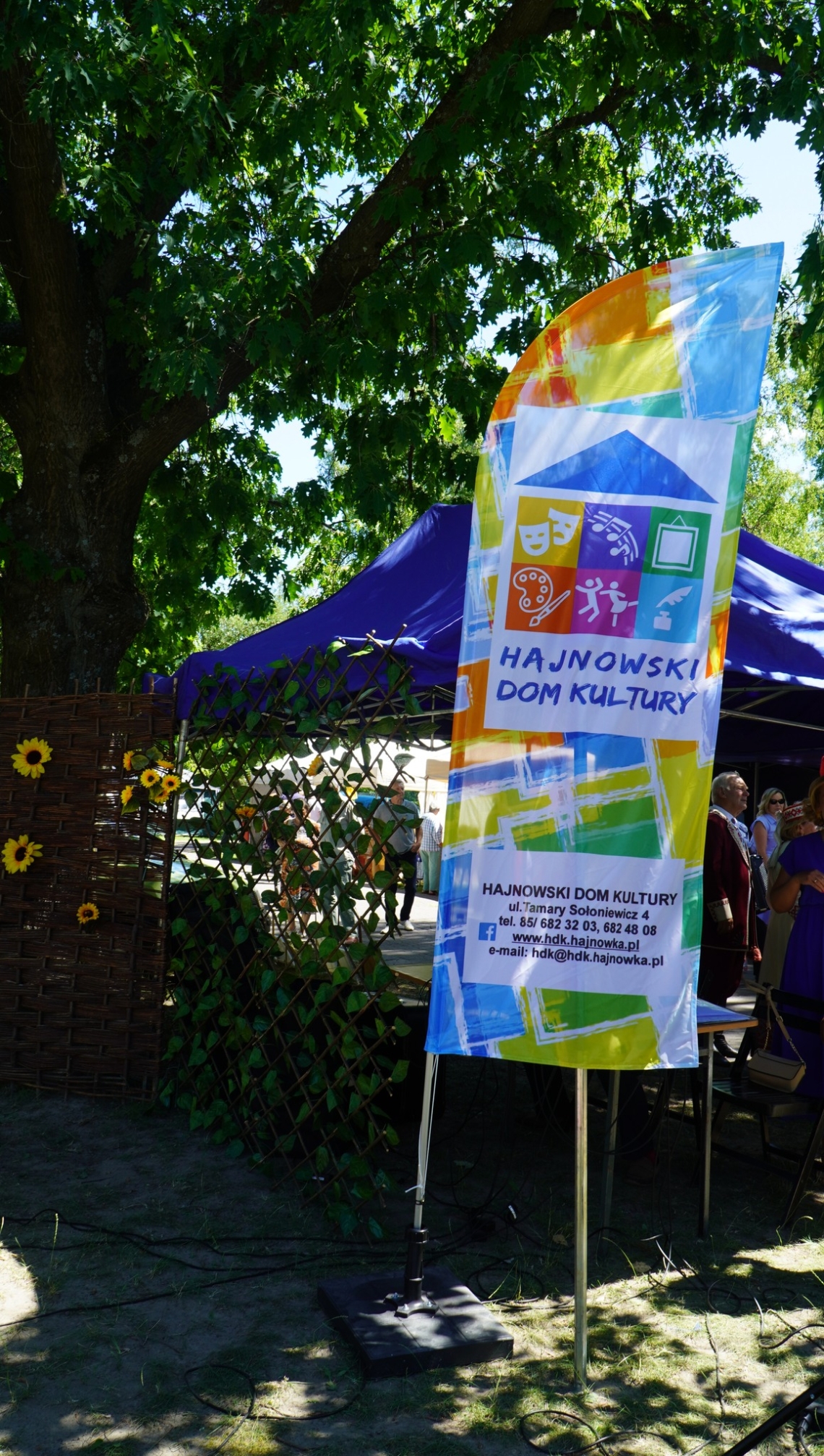 baner stojący z logotypem Hajnowskiego Domu Kultury