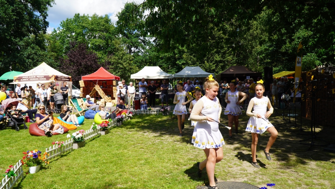 występ w plenerze zespołu mażoretek