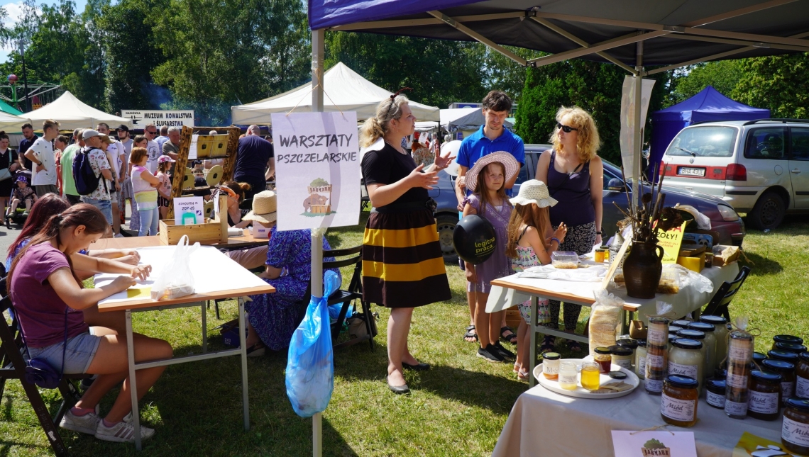 stoisko na którym prowadzone są warsztaty pszczelarskie