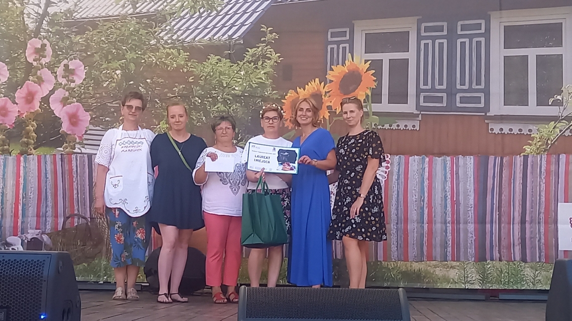 sześćkobiet na scenie po ogłoszeniu wyników konkursu na najlepszego Hajnowskiego Marcinka