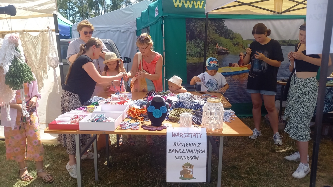 stoisko prezetujące biżuterię ze sznurków