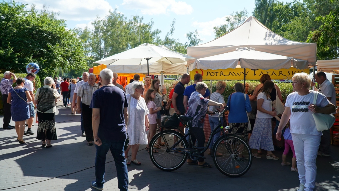 uczestnicy jarmarku odwiedzający stoiska
