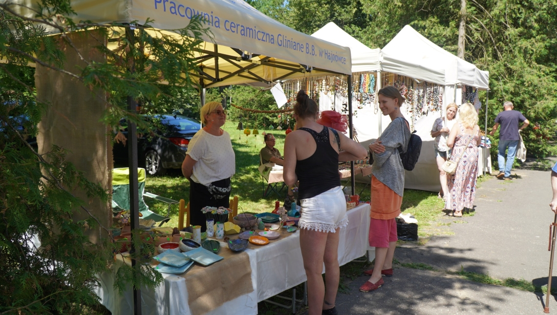 uczestnicy jarmaku odwiedzający stoiska
