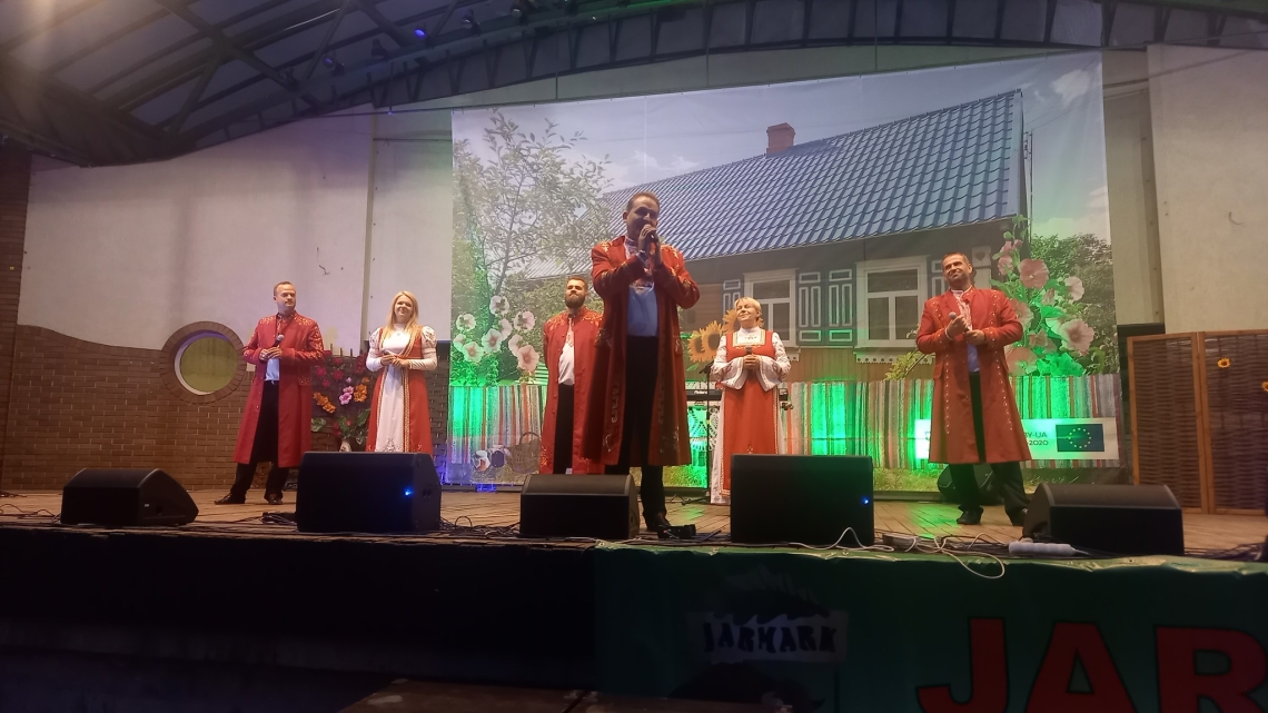 występ zespołu Prymaki na scenie amfiteatru