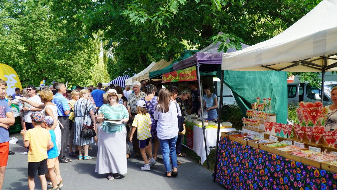 uczestnicy jarmarku odwiedzający stoiska