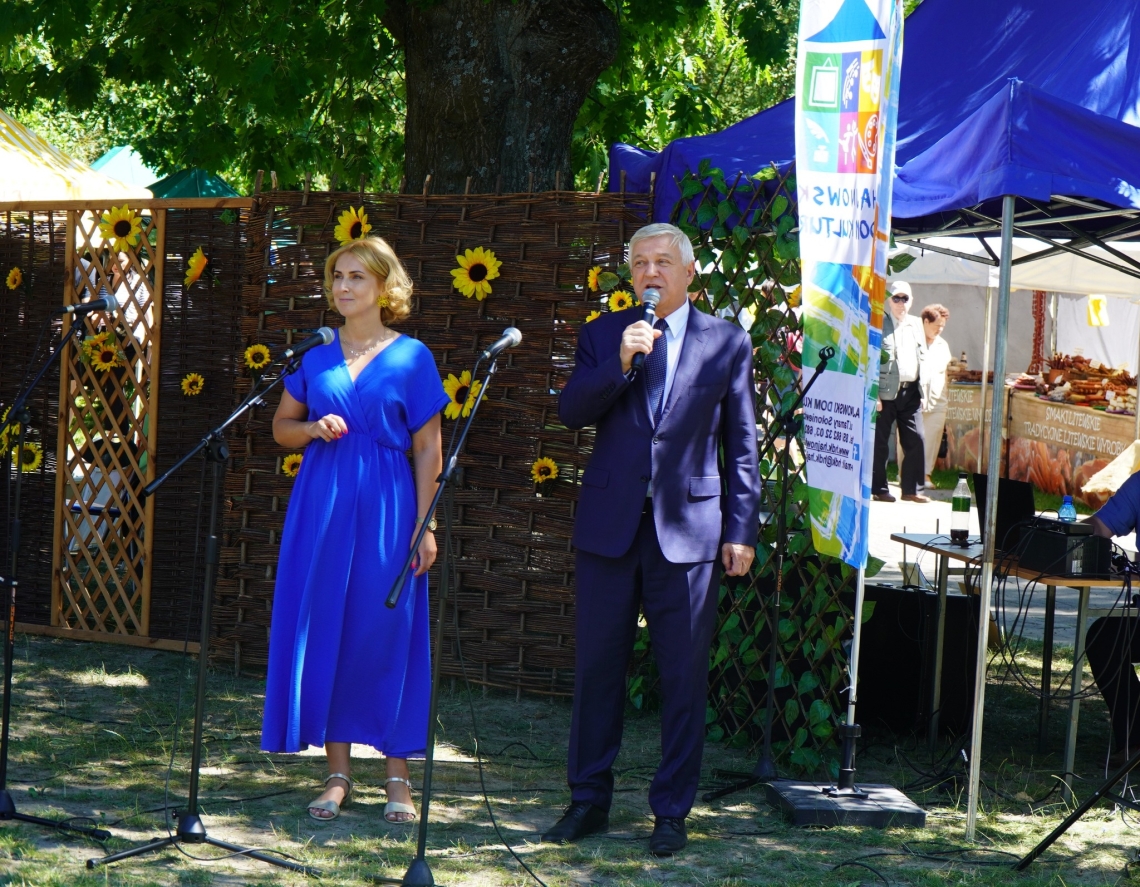 dyrektor Hajnowskiego Domu Kultury oraz Burmistrz Miasta Hajnówka, dokonujący otwarcia wydarzenia