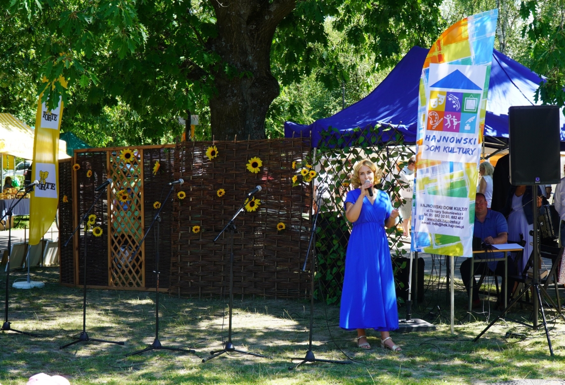 dyrektor Hajnowskiego Domu Kultury, dokonująca otwarcia wydarzenia