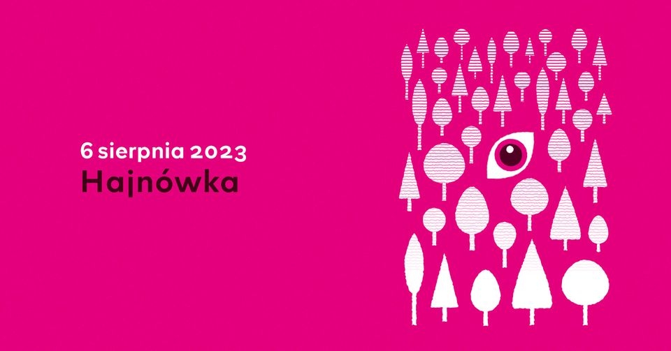 na purpurowym tle z lewej strony napis 6 sierpnia Hajnówka, po lewej białe grafiki przypominające drzewa, a wśród nich oko