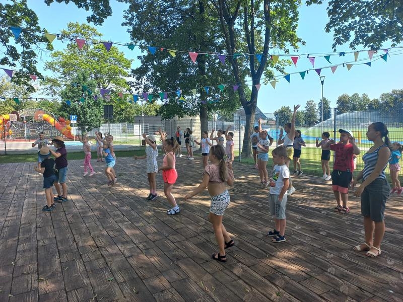 dzieci podczas zabawy na placy przy domu kultury