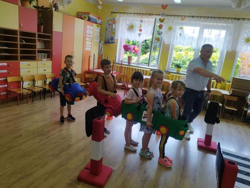 Dzieci w autochodzikach – atrapach samochodów.