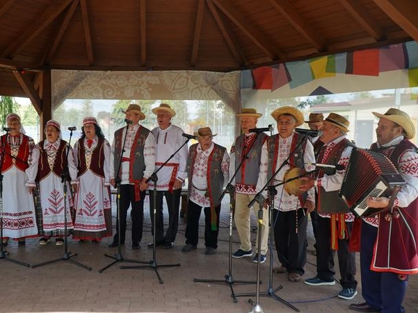 zespół w ludowych strojach