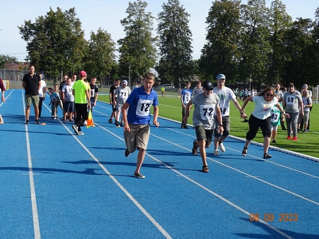 uczestnicy zawodów podczas biegu