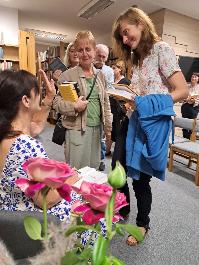 autorka podpisująca książkę dla uczestników spotkania