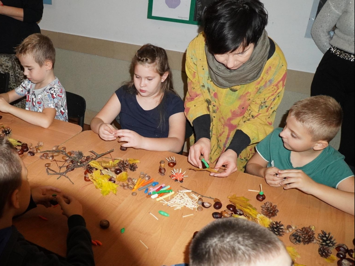 uczestniczący w zabawach z kasztanami.