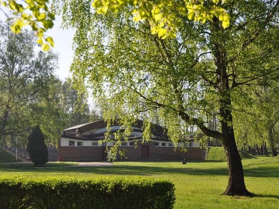 widok na amfiteatr w parku miejskim
