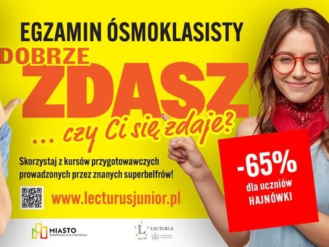 dwoje uczniów wskazuje na informację dotyczącą kursów i egzaminów 8 klasisty