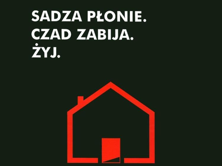 na czarnym tle napisy SZADZA PŁONIE, CZAD ZABIJA, CZYŚ KOMIN oraz grafika domu i kapeludza kominiarza