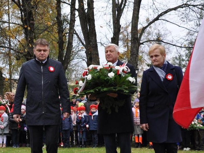 od lewej: Ireneusz Roman Kiendyś  – Zastępca Burmistrza Miasta, Jerzy Sirak - Burmistrz Miasta Hajnówka, Walentyna Pietroczuk – Przewodnicząca Rady Miasta