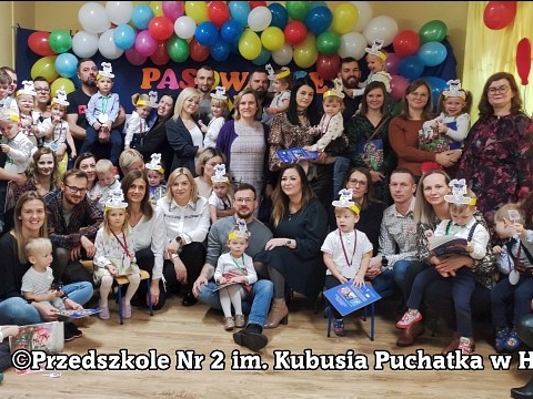 duża grupa dzieci i dorosłych