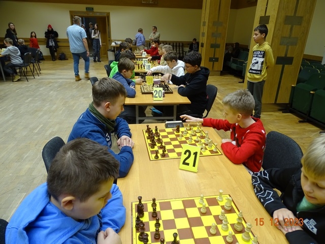 Widok sali i uczestników podczas rozgrywek