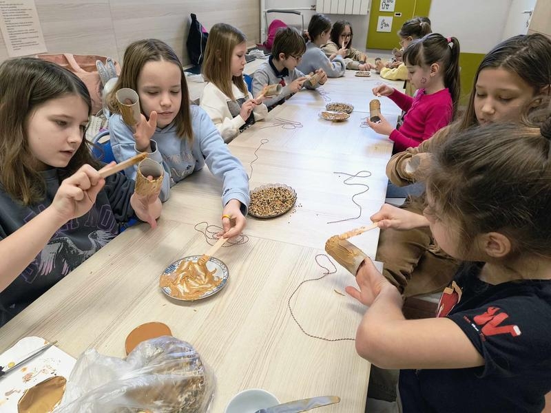 dzieci robią przekąski dla ptaków