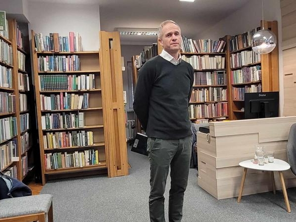 mężczyzna w sali biblitecznej