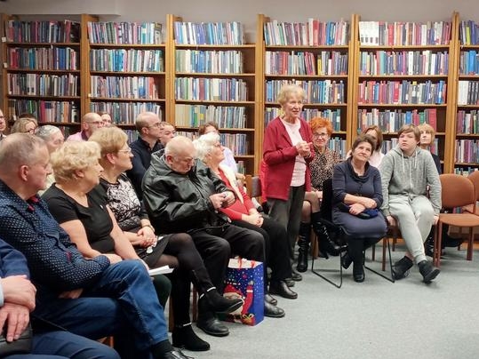 grupa ludzi w bibliotece