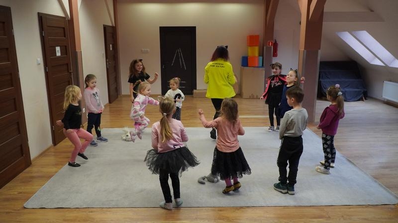 dzieci uczestniczące w zajęciach z okazji Dnia Kota.