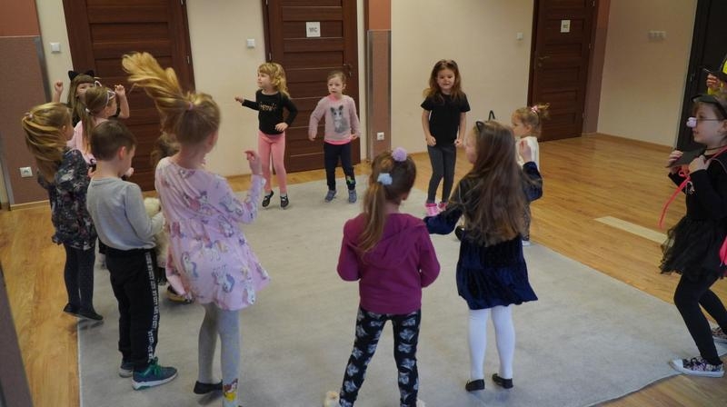 dzieci uczestniczące w zajęciach z okazji Dnia Kota.