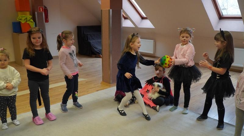 dzieci uczestniczące w zajęciach z okazji Dnia Kota.