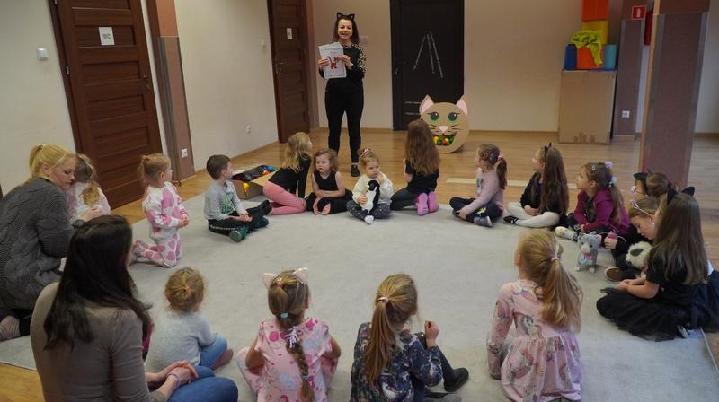 dzieci uczestniczące w zajęciach z okazji Dnia Kota.