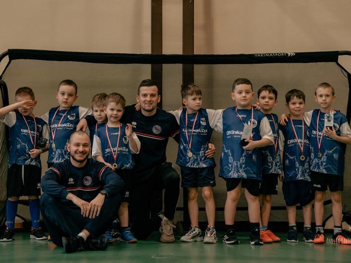 drużyna pilkarksa PASJA z trenerami