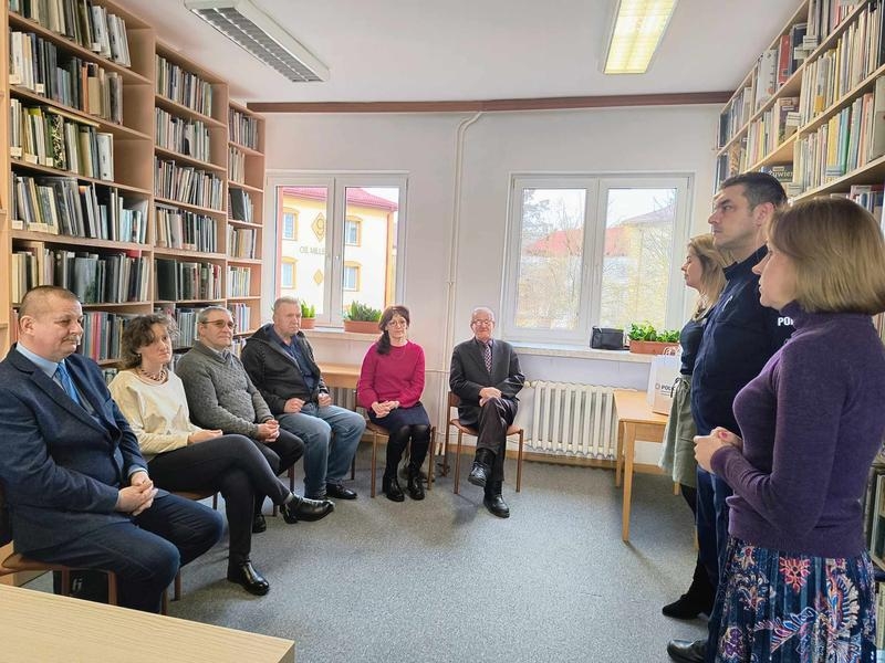 grupa osób w bibliotece