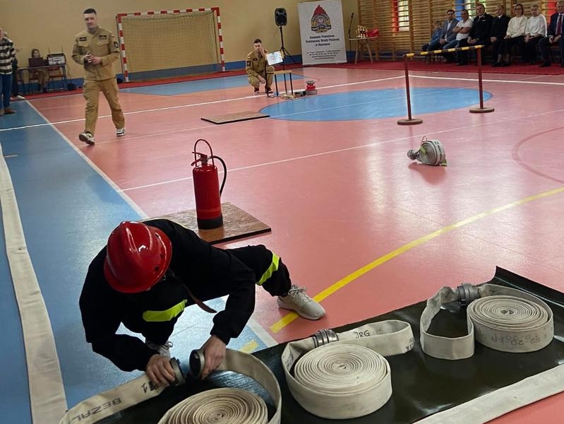 Jeden z etapów toru - łączenie odcinków węży strażackich
