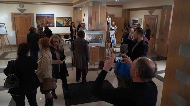 zwiedzający wystawę