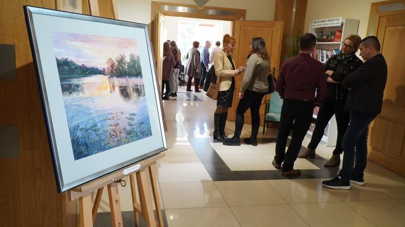 zwiedzający wystawę