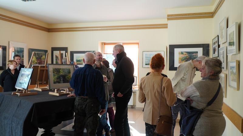 zwiedzający wystawę