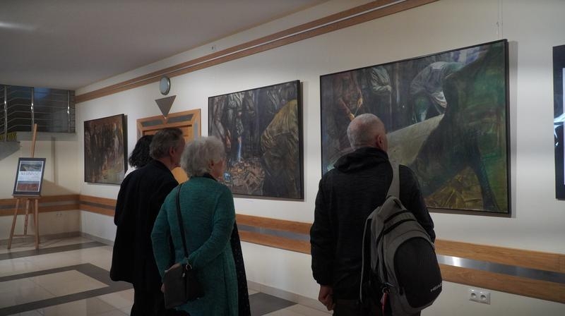 zwiedzający wystawę