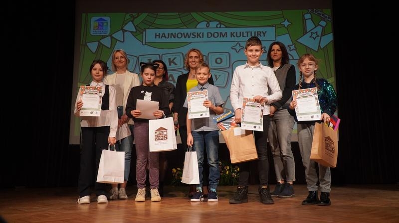 dzieci występujących na scenie.