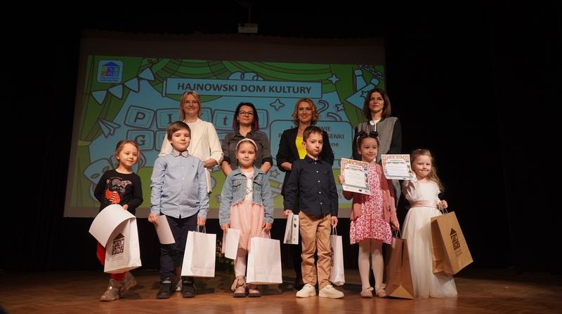 grupa dzieci z dyplomami i komisją