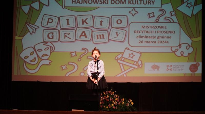 dziewczynka na scenie