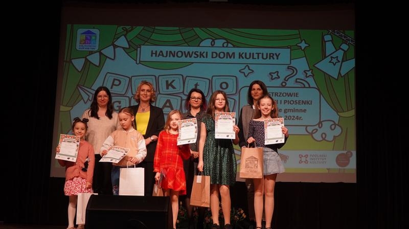 grupa dzieci z dyplomami i komisją