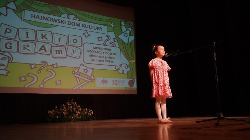 dziewczynka na scenie