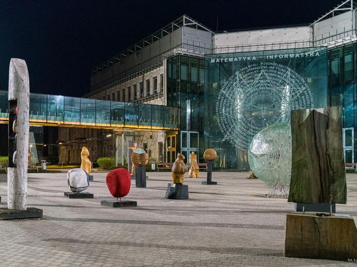 rzeźby ustawione na placu uniwersutetu białostockiego