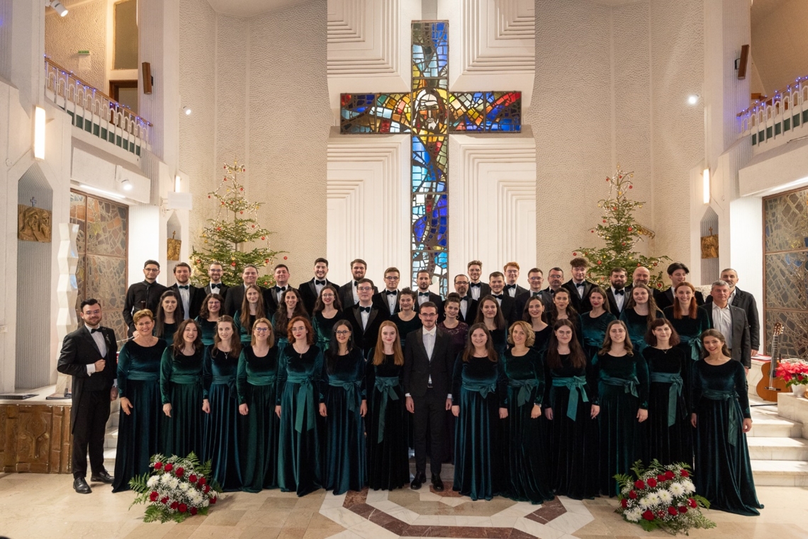 chór inaugurujący festiwal na tle wnętrza świątyni