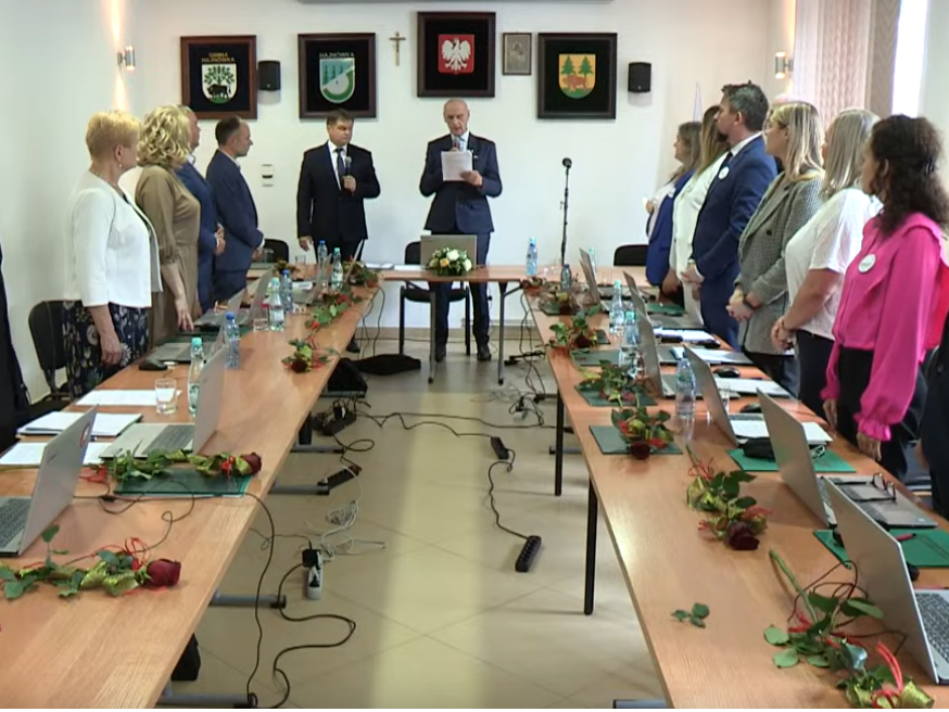 grupa radnych podczas ślubowania burmistrza