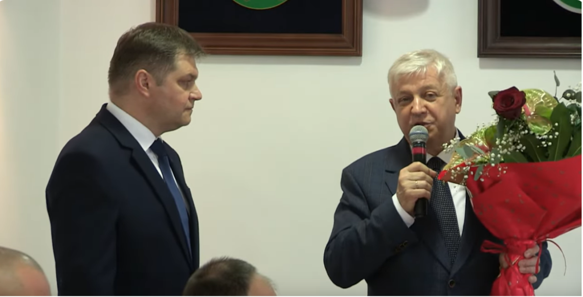 Dwóch meżczyzn. Jeden trzyma bukiet kwiatów